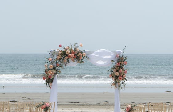 JUNTO AL MAR (Bodas sobre la arena)